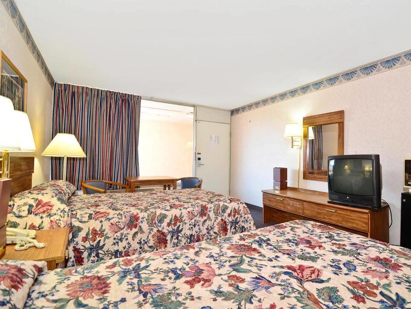 The Sanford Inn Bagian luar foto